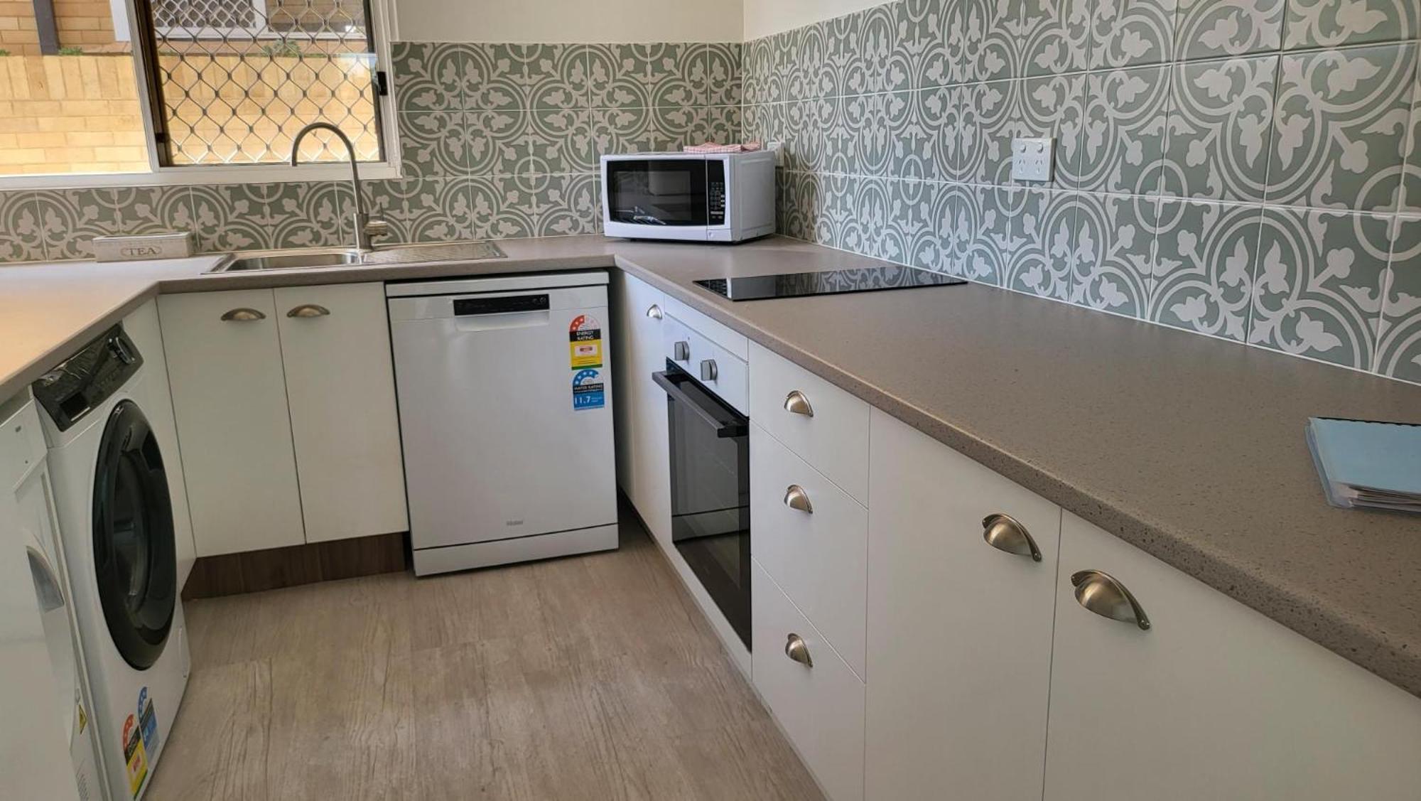 Husky 19 Beautifully Appointed Apartments - Great Location - In The Heart Of Husky ฮัสกิสสัน ภายนอก รูปภาพ